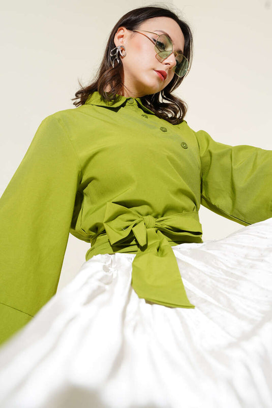 قميص قصير بأزرار ورباط جانبي باللون الأخضر الفستقي