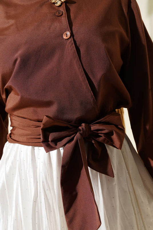 Kurzes Hemd mit seitlicher Knopfleiste in Braun