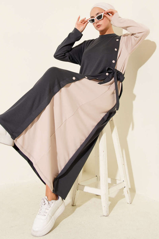 فستان برباط جانبي وأزرار ورقبة دائرية باللون الدخاني