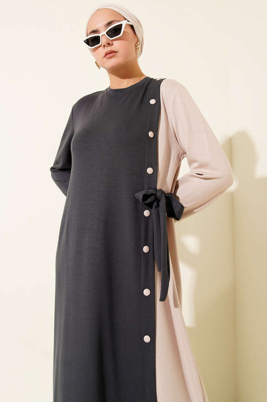 فستان برباط جانبي وأزرار ورقبة دائرية باللون الدخاني