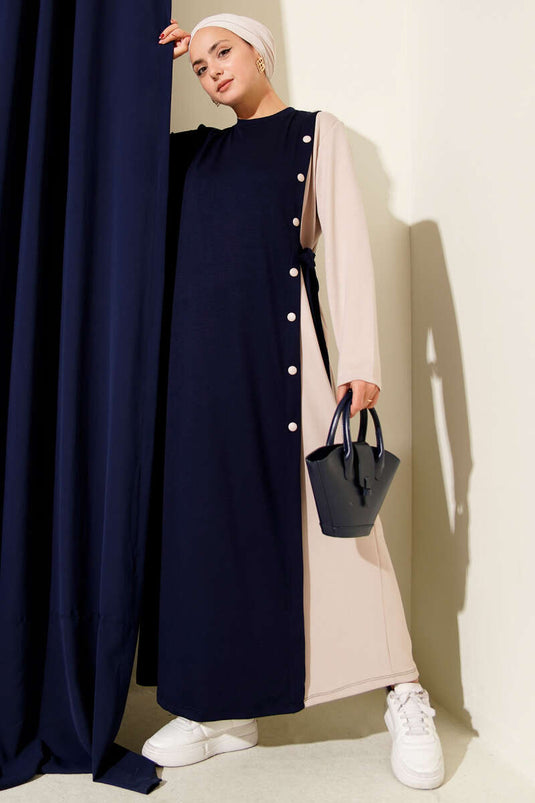 فستان أزرق داكن برباط جانبي وفتحة رقبة دائرية