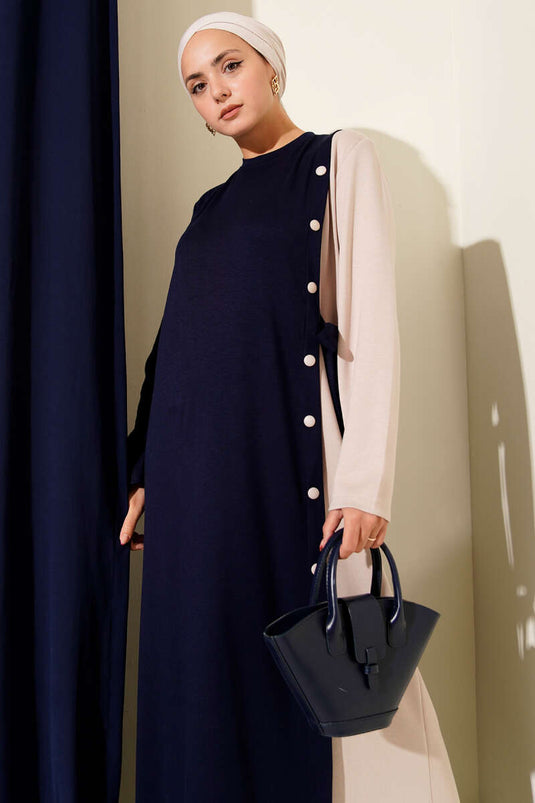 فستان أزرق داكن برباط جانبي وفتحة رقبة دائرية