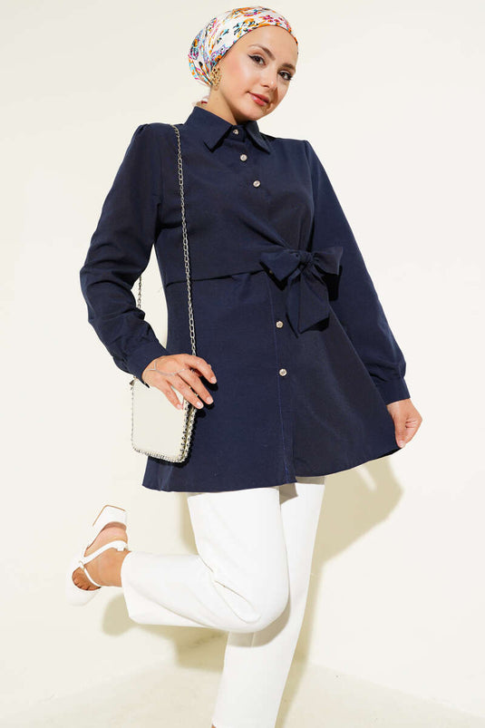 قميص بأزرار جانبية وربطة عنق باللون الأزرق الداكن