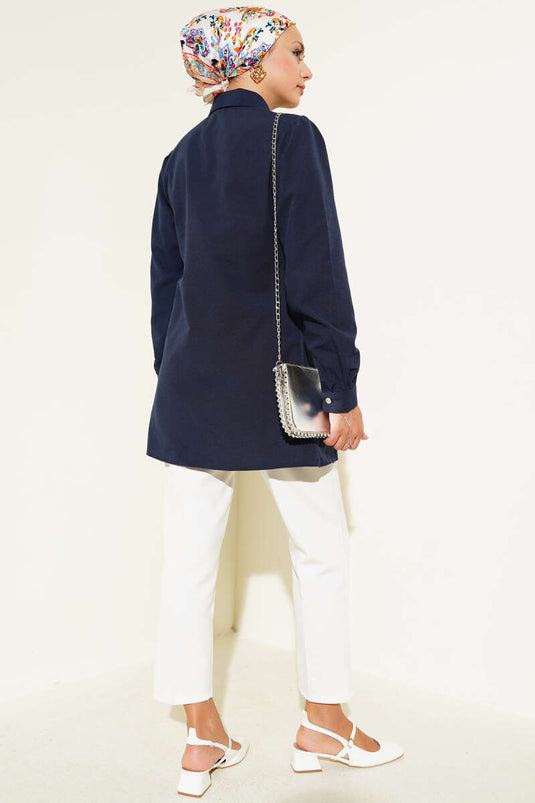 قميص بأزرار جانبية وربطة عنق باللون الأزرق الداكن