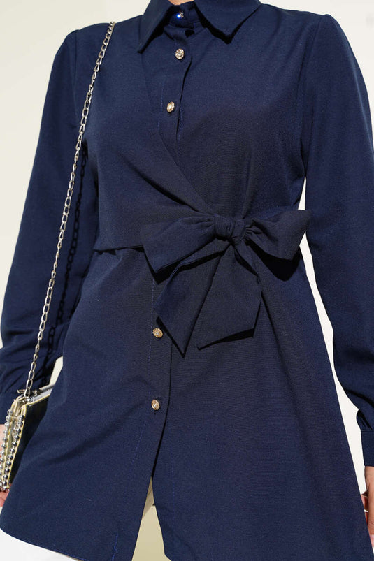 قميص بأزرار جانبية وربطة عنق باللون الأزرق الداكن