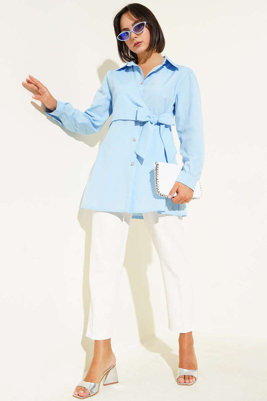 قميص أزرق بأزرار وربطة جانبية