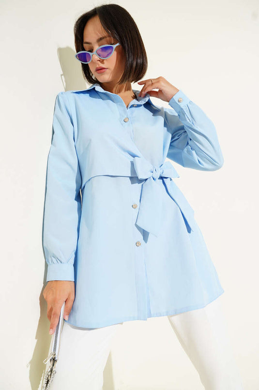 قميص أزرق بأزرار وربطة جانبية