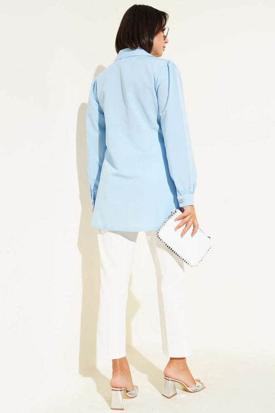 قميص أزرق بأزرار وربطة جانبية