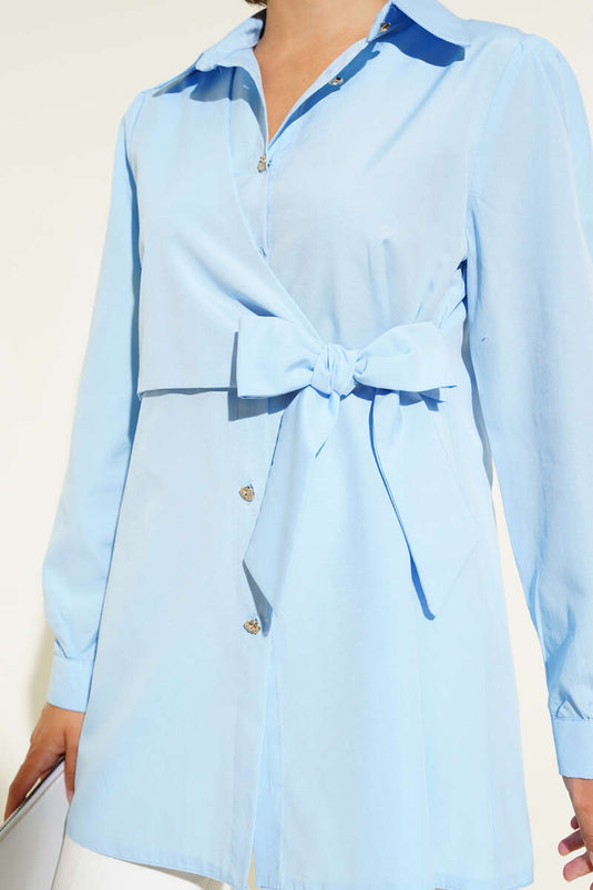قميص أزرق بأزرار وربطة جانبية