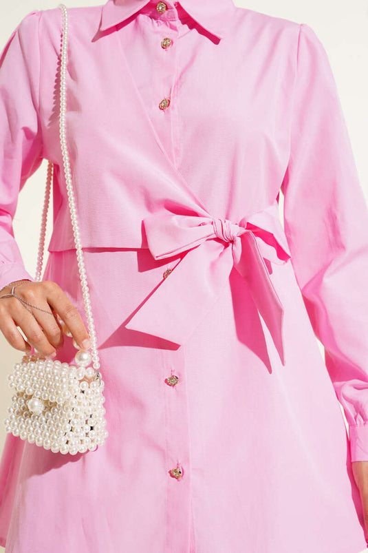 قميص وردي بأزرار وربطة جانبية