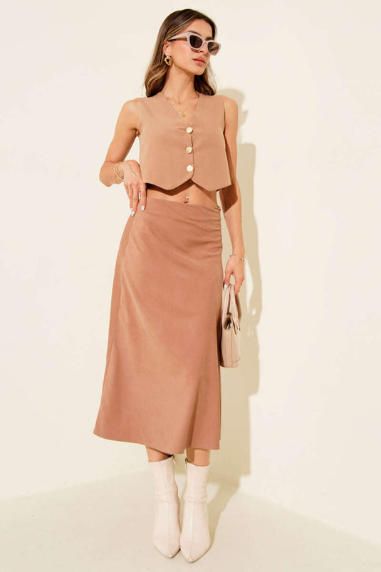 طقم مكون من قطعتين من الجلد المدبوغ، صدرية وتنورة بأزرار، لون لاتيه