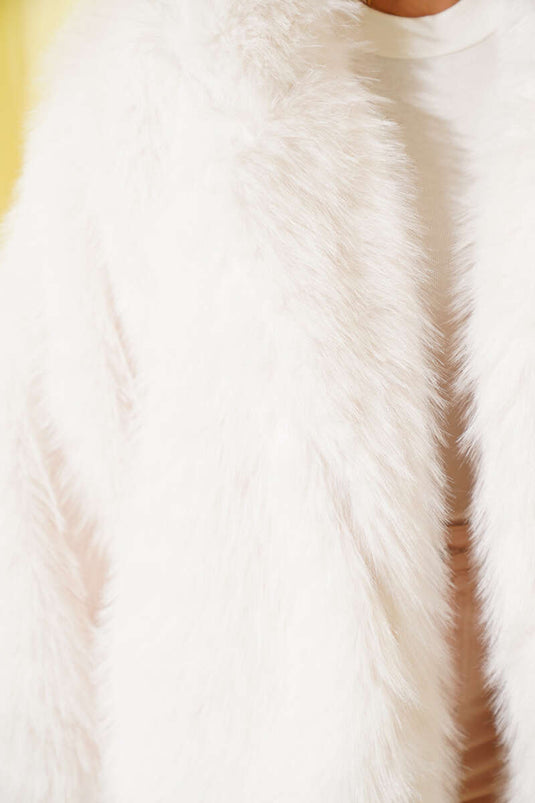 فرو مبطن بدون أزرار بلون البيج