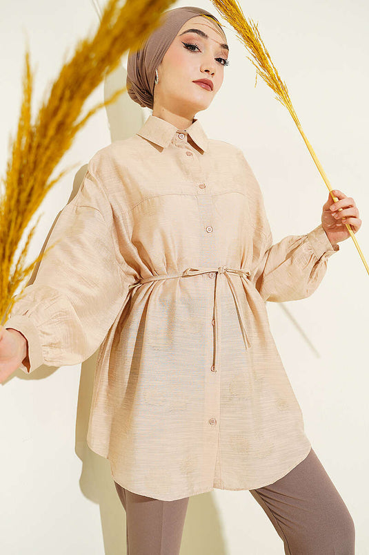 Beige Hemd mit tief angesetzter Schulter und Gürtel aus Kordel