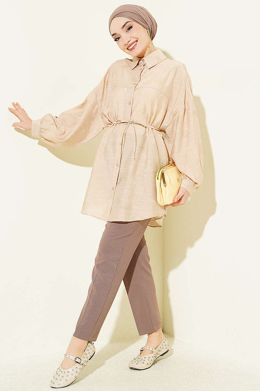 Beige Hemd mit tief angesetzter Schulter und Gürtel aus Kordel