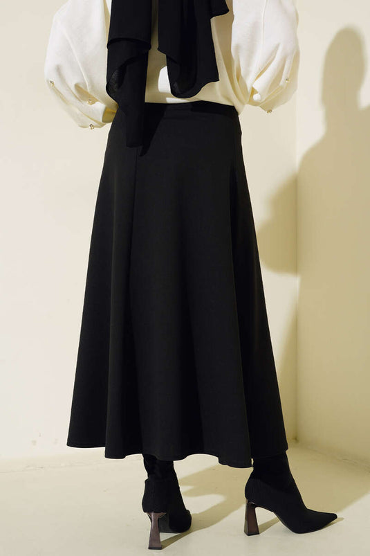 تنورة سوداء مستقيمة واسعة