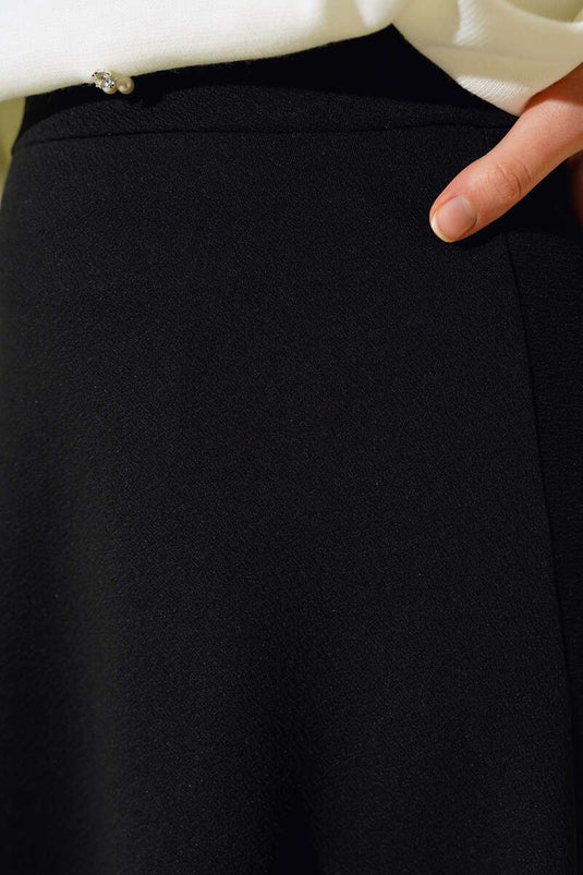 تنورة سوداء مستقيمة واسعة