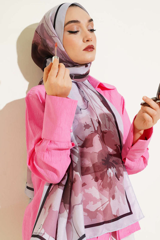 شال ناعم بنقشة زهور رخامية باللون الرمادي