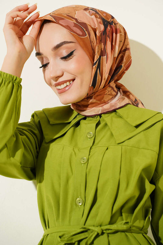 وشاح ناعم بلون بني فاتح مزين بزهرة الإبرولي