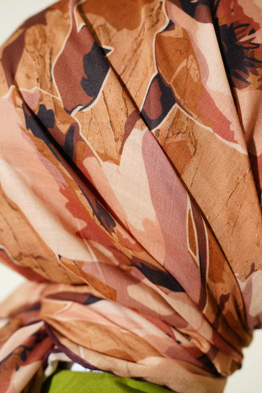 وشاح ناعم بلون بني فاتح مزين بزهرة الإبرولي