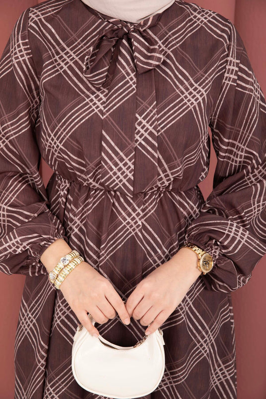 Robe voilée à taille froncée motif à carreaux marron