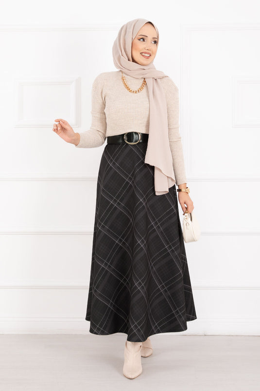 تنورة غوص سوداء بنقشة مربعات