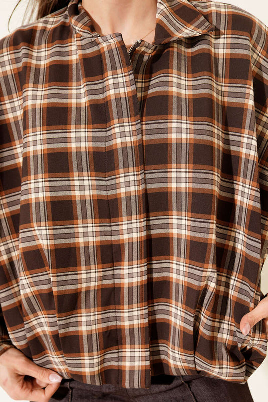 Chaqueta corta con cremallera y diseño a cuadros en color café