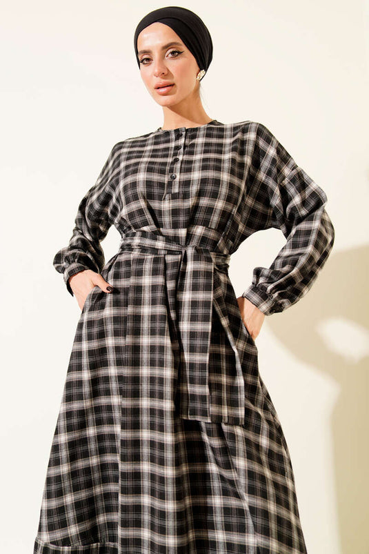 فستان بأزرار وياقة إيكوسيلي أسود