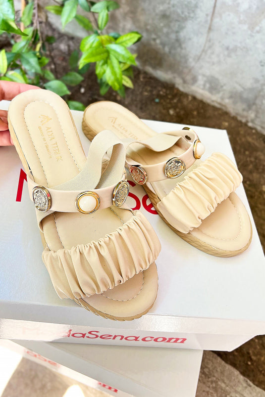 Sandales chaussons beiges à brides flexibles et boucle en perles