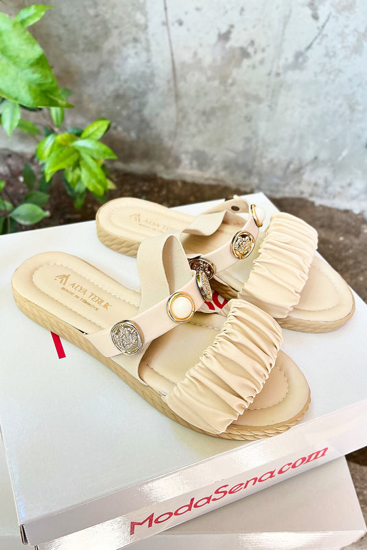 Sandales chaussons beiges à brides flexibles et boucle en perles