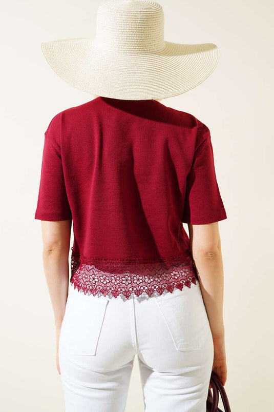 تنورة قصيرة باللون العنابي مع تفاصيل الدانتيل