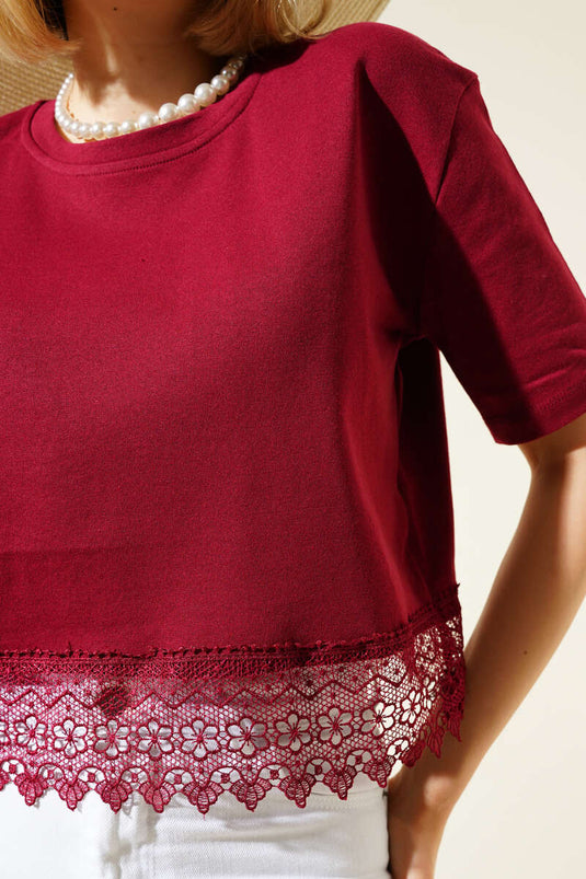 Falda corta burdeos con detalle de encaje