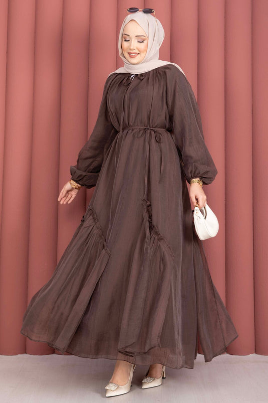 Robe modeste à volants et ceinture, couleur café