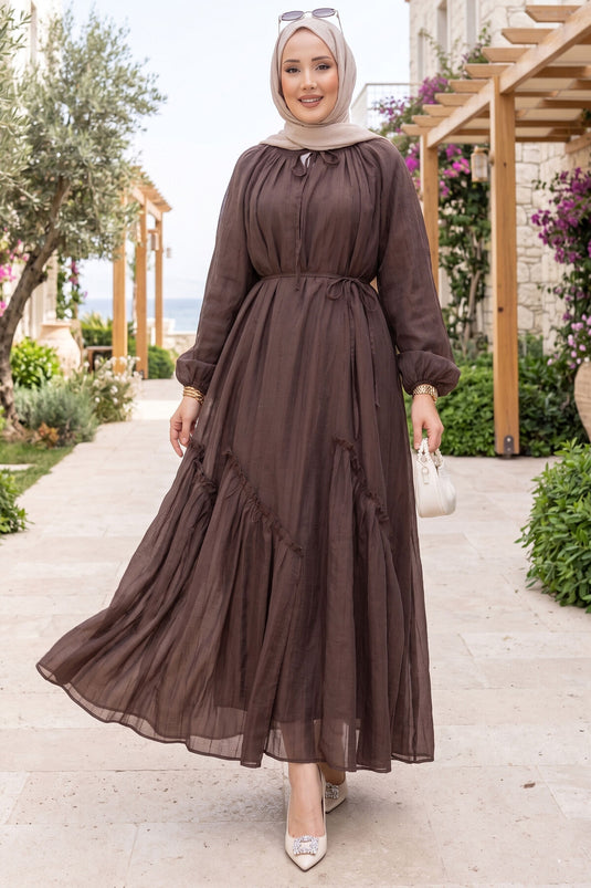 Robe modeste à volants et ceinture, couleur café
