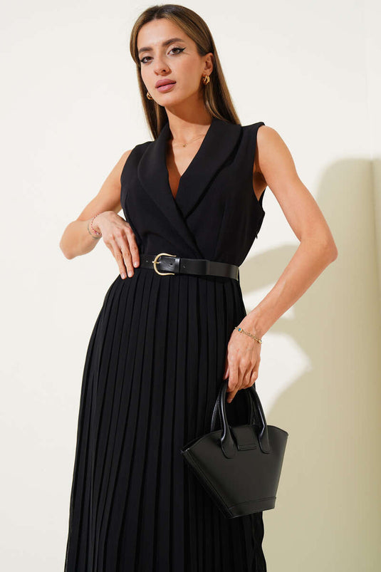 Robe noire plissée sans manches et ceinture