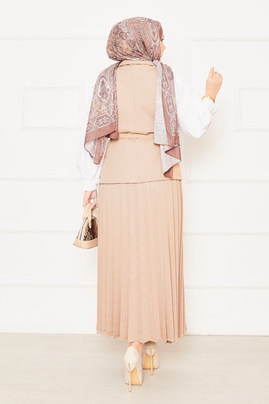 Costume deux pièces beige avec jupe plissée et ceinture