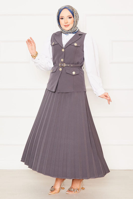 بدلة رمادية مكونة من قطعتين مع تنورة مطوية وحزام وسترة