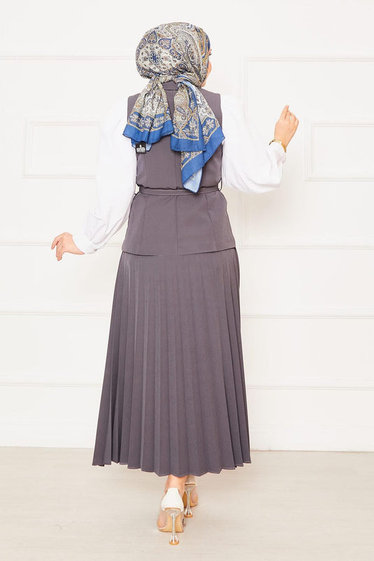 بدلة رمادية مكونة من قطعتين مع تنورة مطوية وحزام وسترة