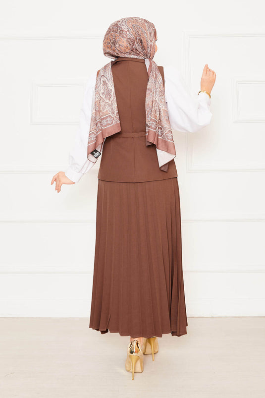 Geplooide rok, getailleerde tweedelig pak, bruin