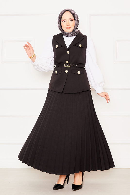 بدلة سوداء من قطعتين مع تنورة مطوية وحزام