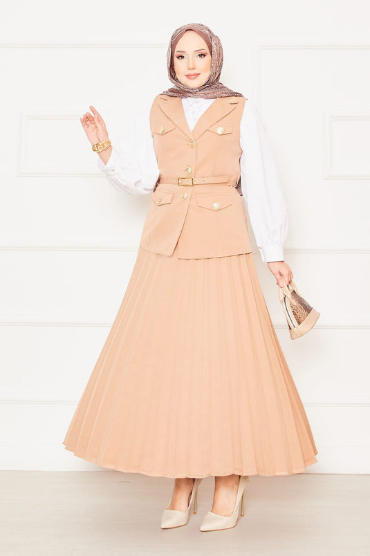 Costume deux pièces avec jupe plissée et ceinture en vison