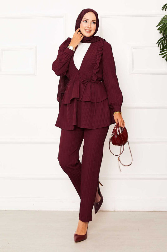 Costume deux pièces bordeaux avec volants et détails volantés sur la jupe