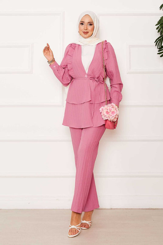 Costume deux pièces rose avec volants et détails volantés sur la jupe