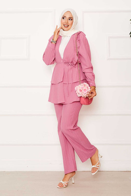 Costume deux pièces rose avec volants et détails volantés sur la jupe