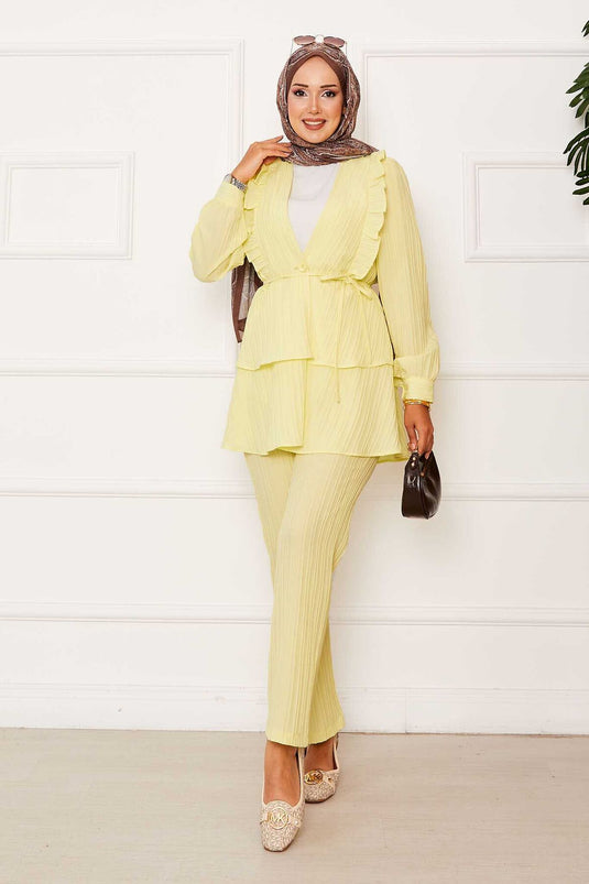 Costume deux pièces jaune avec volants et détails volantés sur la jupe