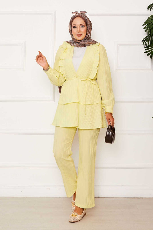 Costume deux pièces jaune avec volants et détails volantés sur la jupe