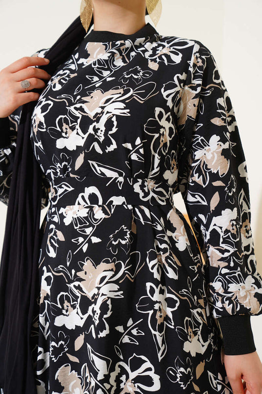 فستان أسود مطوي منقوش بالزهور
