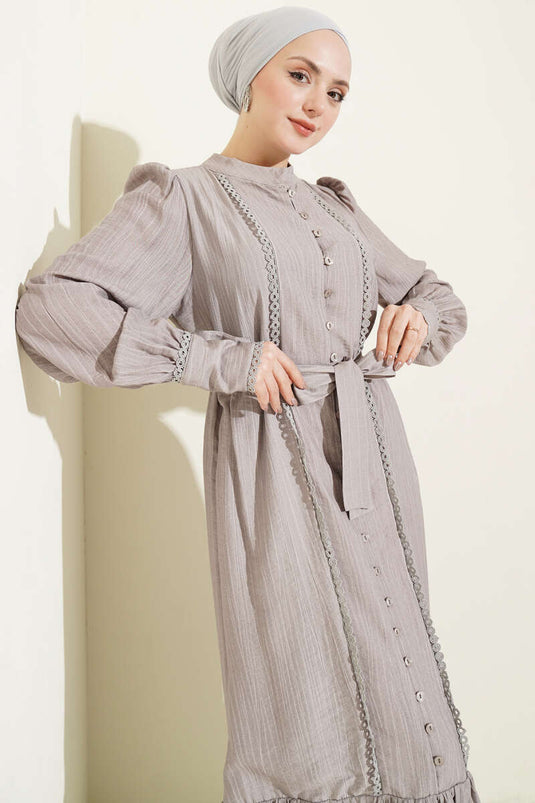 Vestito grigio con gonna plissettata e cintura