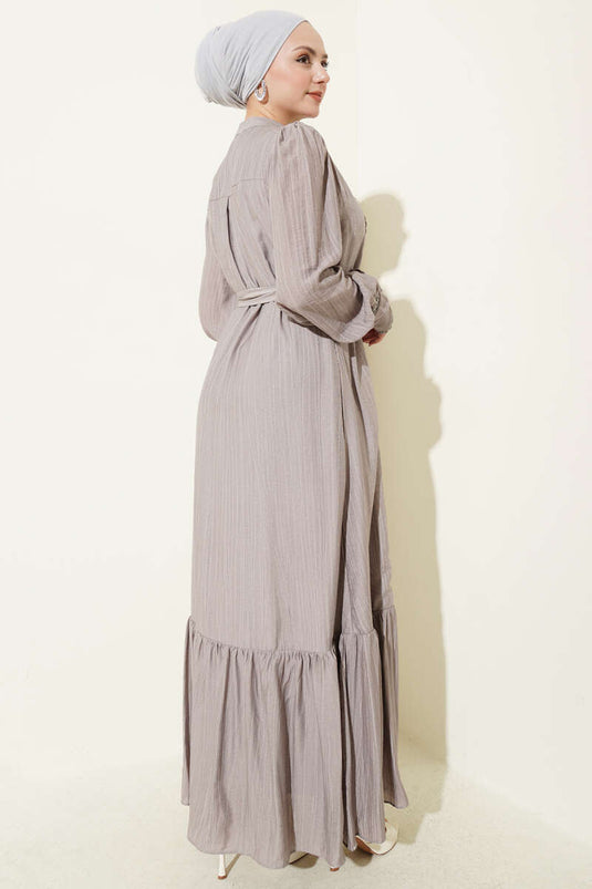 Vestito grigio con gonna plissettata e cintura