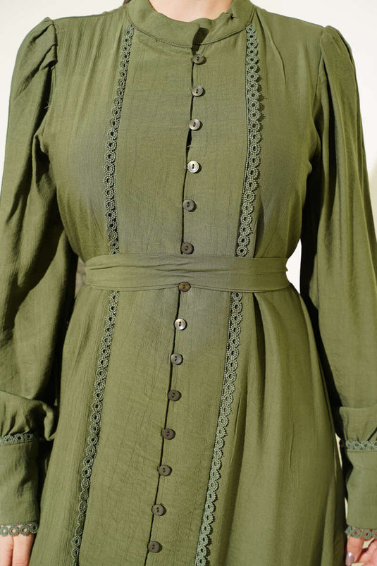 Vestito a pieghe con cintura verde