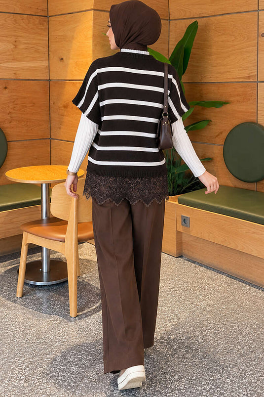 Brauner Gestreifter Strickpullover Mit Spitzenabschluss